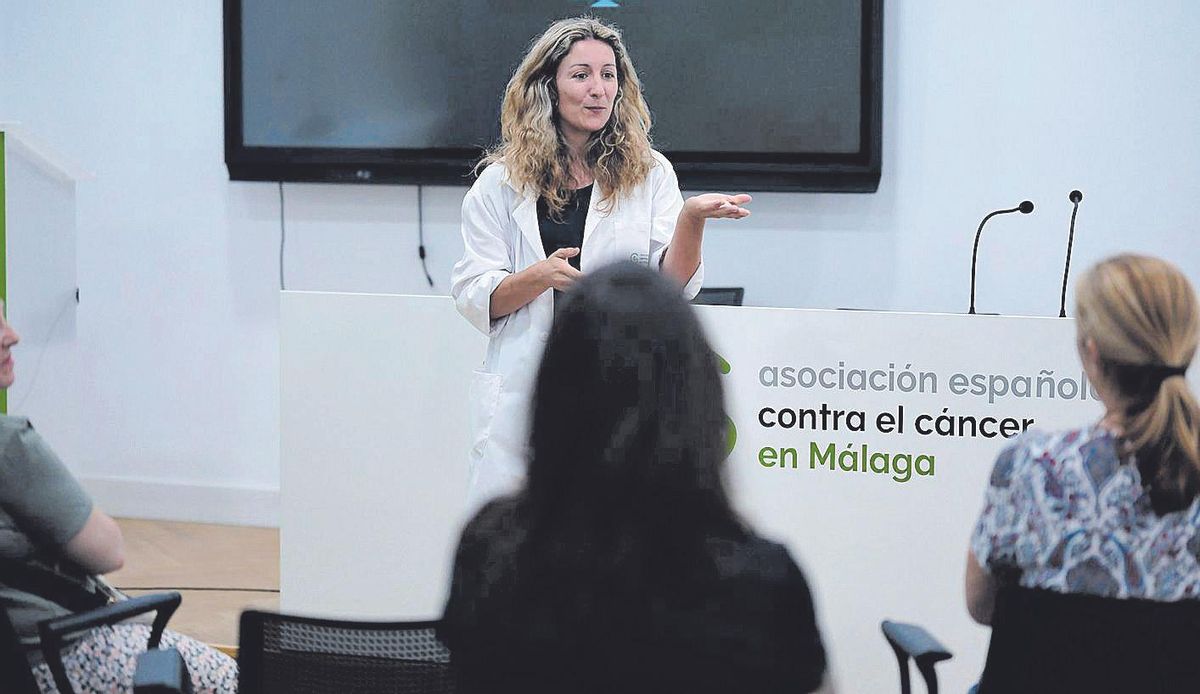Ana Marín durante una sesión del Programa de Deshabituación Tabáquica de la AECC.