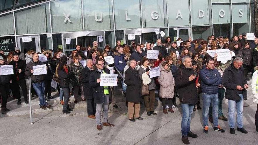 Delegados sindicales y funcionarios en la concentración de ayer a las puertas del juzgado. // Iñaki Osorio