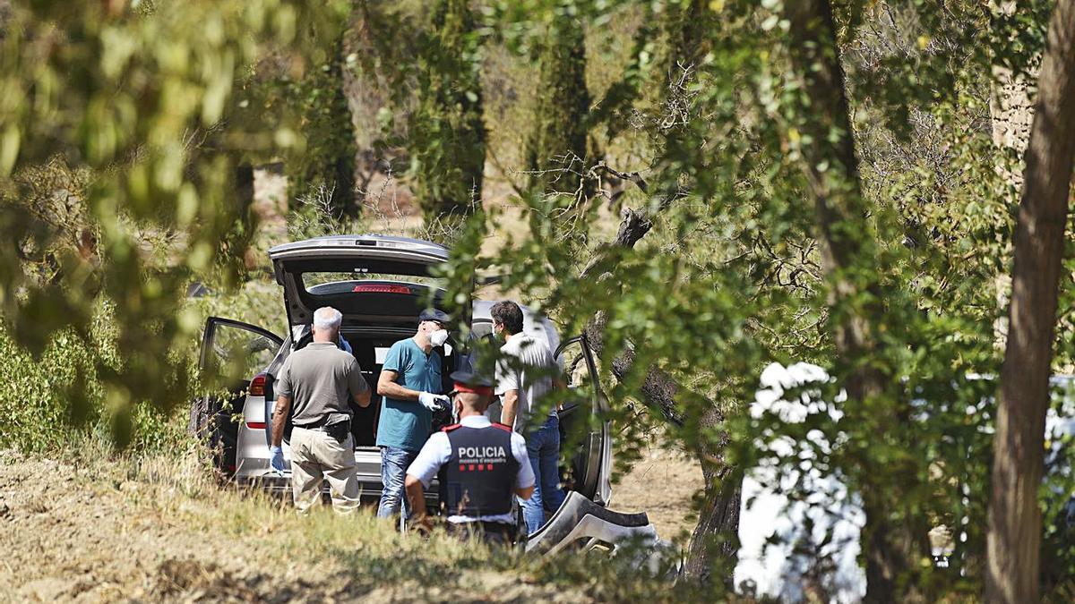 La Policia inspecciona el cotxe on va aparèixer el cadàver de l’assassí. | REGIÓ7