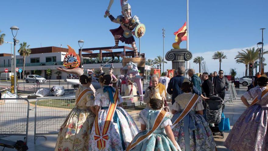 Varias falleras visitan la falla en la plaza de Héros de Cavite.