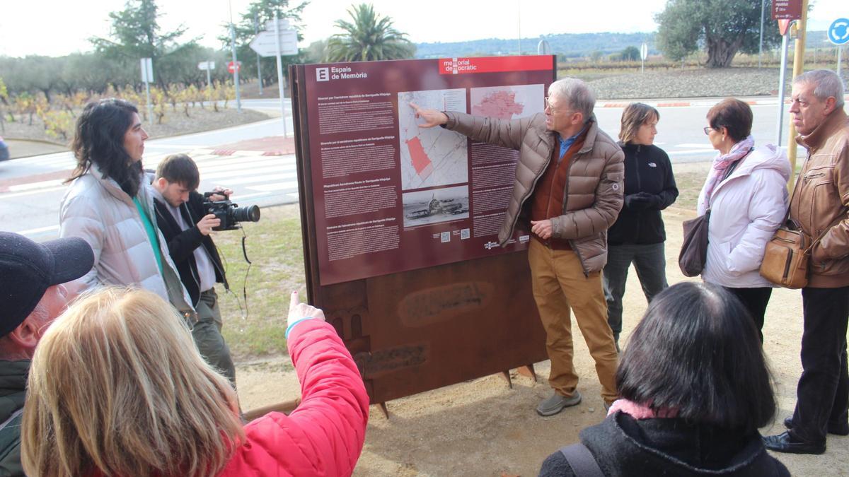 Un dels diversos plafons explicatius que detallen els fets històrics de la ruta a Garriguella.
