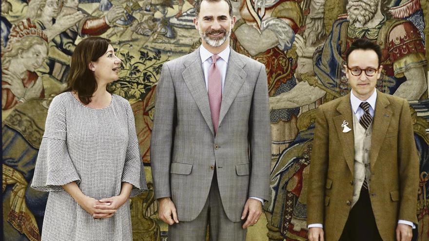 El rey Felipe recibe en audiencia a Joan Punyet Miró y a la presidenta del Gobierno Balear, Francina Armengol. // Efe