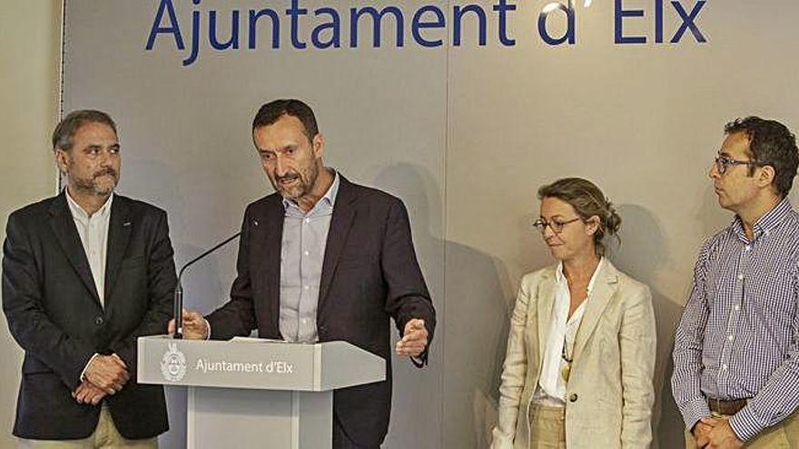 Carlos González habla ayer en el Ayuntamiento ante la mirada de Juanjo Ruiz, María José López y José Juan López Espín, de la UMH.