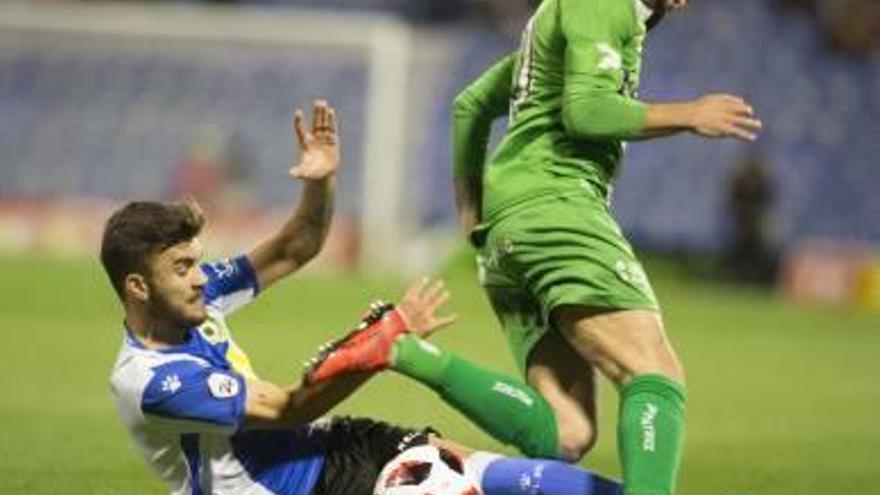 El central alicantino Álvaro Pérez corta un balón ante el Cornellà.