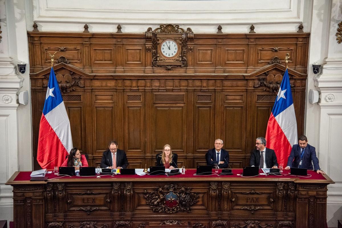 Beatriz Hevia, en el centro, en el acto de posesión de la presidencia del nuevo consejo que debe redactar la Constitución de Chile.