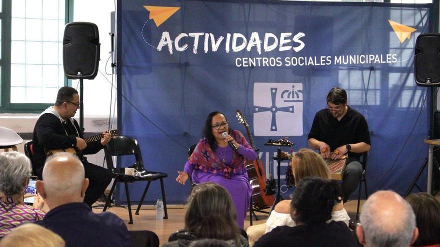 Venezuela y La Corredoria, más cerca que nunca: Aurita Urribarrí, cantora y vecina del barrio, ofreció un concierto de música folclórica en El Cortijo