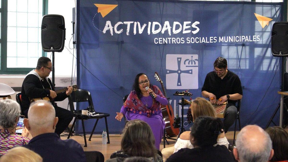 Aurita Urribarrí, durante el concierto celebrado en el Centro Social El Cortijo