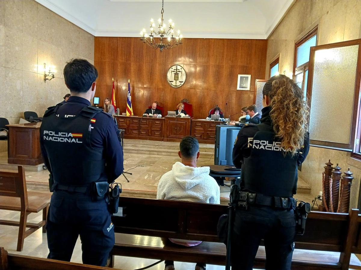 El hombre acusado, durante el juicio celebrado esta mañana en la Audiencia de Palma.