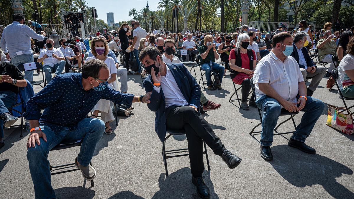 Josep Rull, Jordi Sánchez y Oriol Junqueras en el acto organizado por Omnium en el Arc de Triomf.