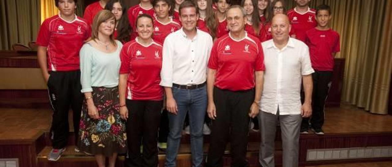 Cerdà reconoce los éxitos de los clubes de bádminton y atletismo de Xàtiva