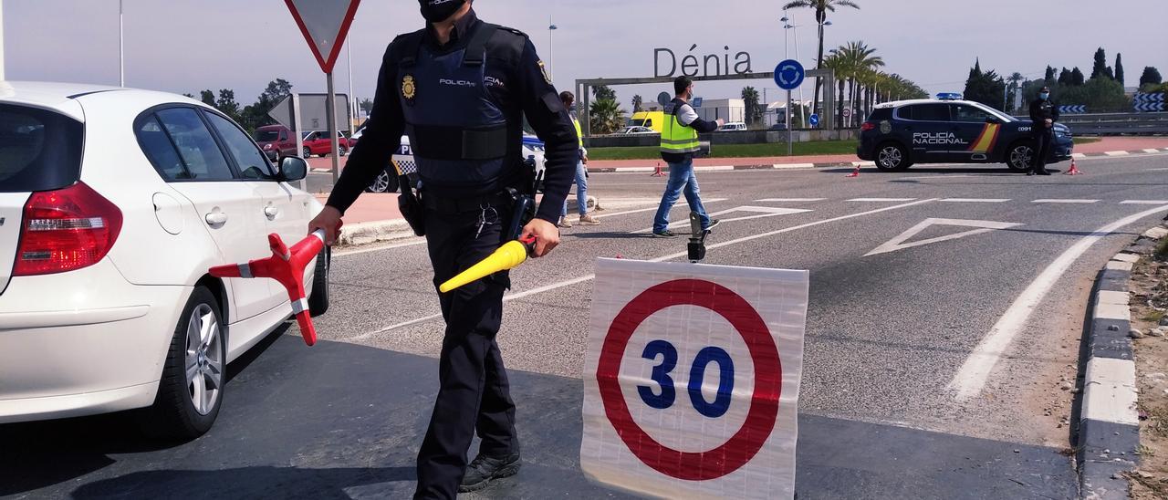 Un control de la Policía Local y la Policía Nacional en la entrada a Dénia