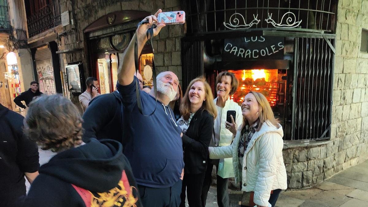 El chef José Andrés, con turistas norteamericanos en Barcelona.