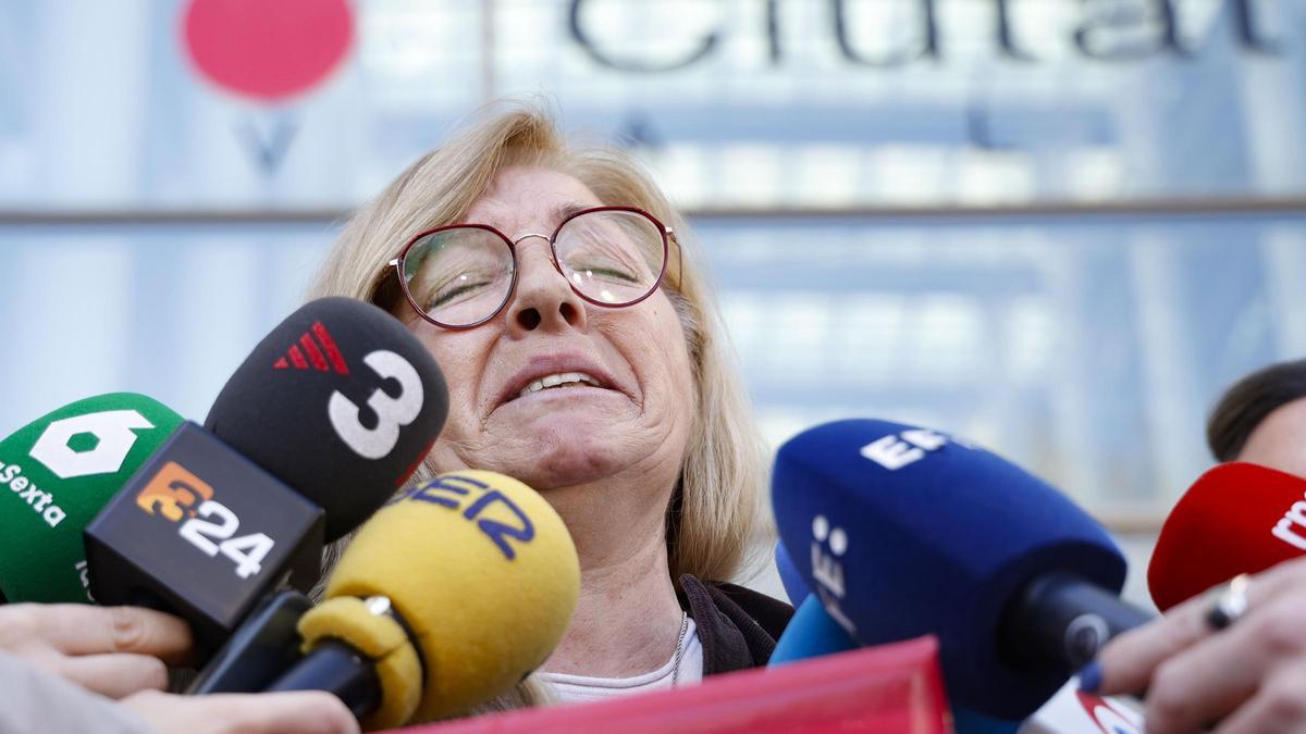 Victoria Sánchez, que perdió a su marido el 29 de octubre, atendió a los periodistas antes y después de comparecer ante la jueza.
