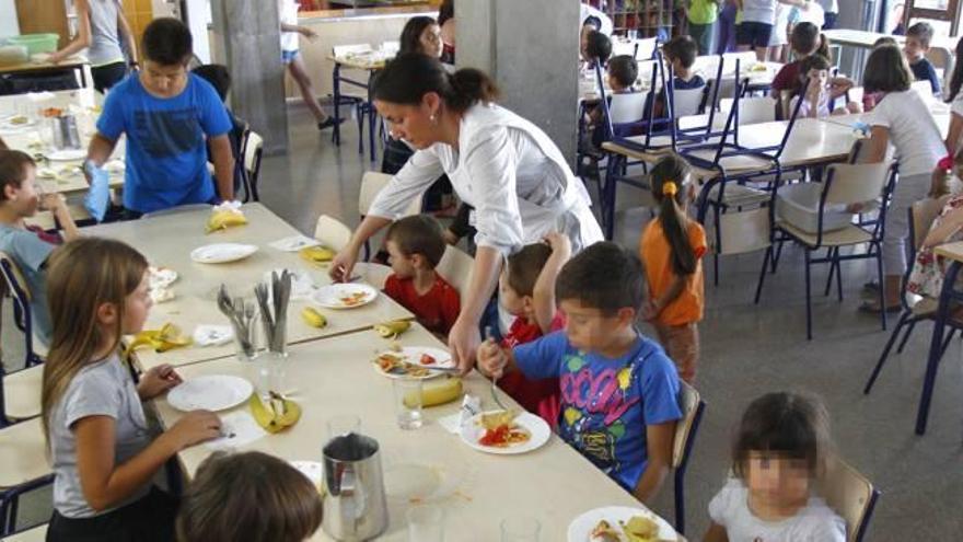 Los médicos de familia exigen que los comedores escolares abran todo el año