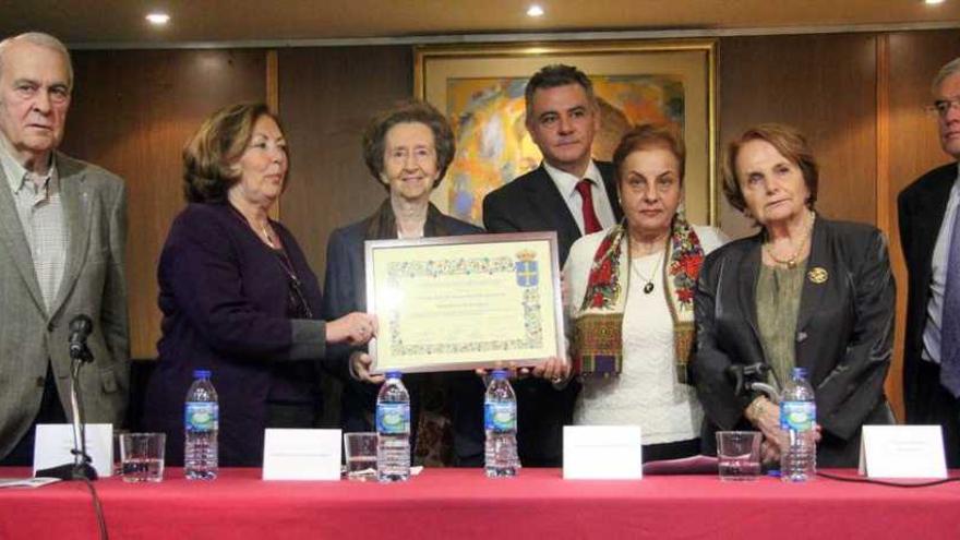 De izquierda a derecha, José Luis Casas, presidente de FICA; María Jesús Andrés, presidenta del Centro Asturiano de Tres Cantos; Margarita Salas; Valentín Matínez Otero, presidente del Centro Asturiano de Madrid; Consuelo Prendes, de la Casa de Asturias de Alcalá de Henares; Paz Fernández Felgueroso y Jesús Ávila, presentador de Margarita Salas.