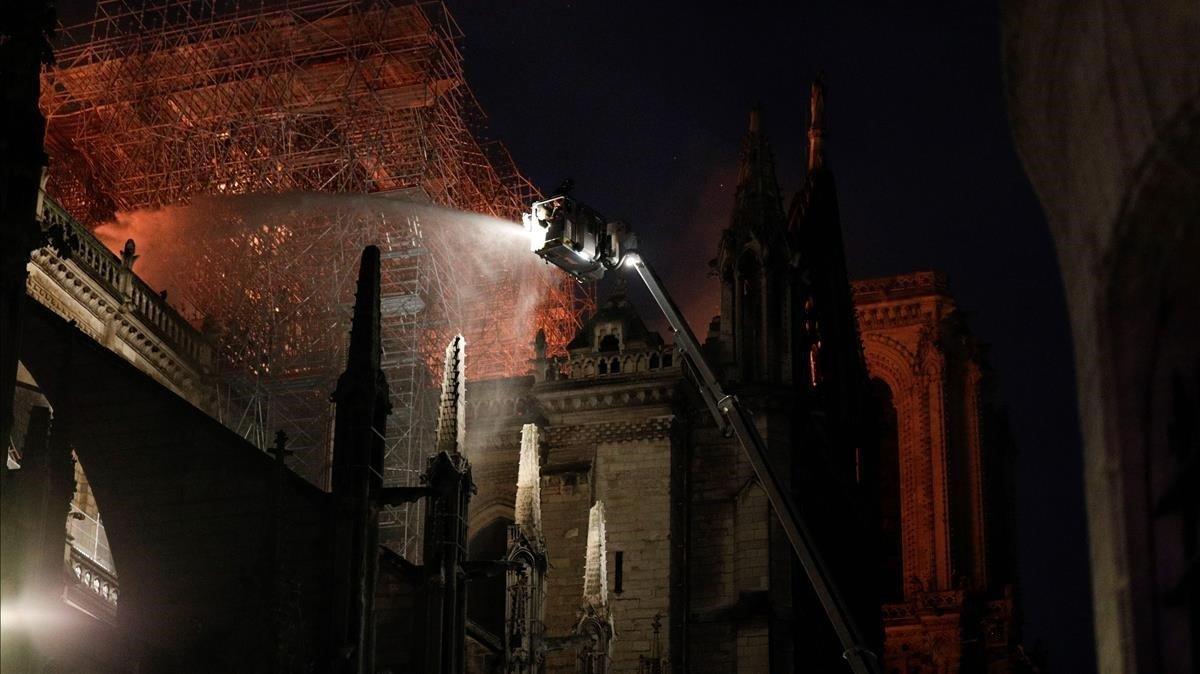 Los bomberos trabajan en la extinción del fuego en Notre Dame.