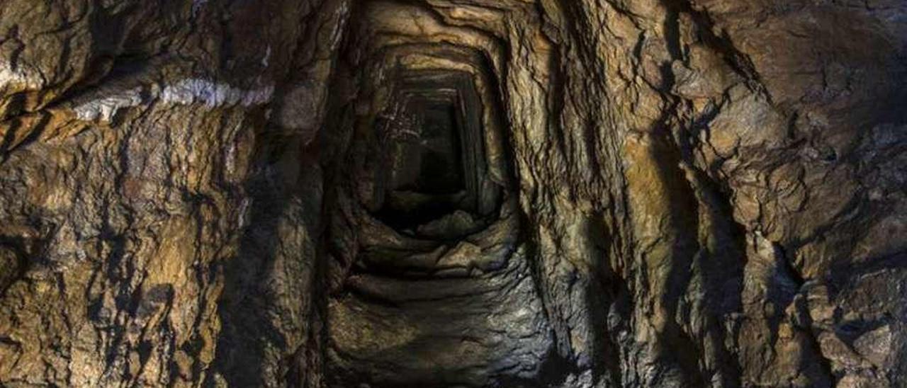 Interior de una de las minas de oro de Castromil y vista del rio Sousa. / portoenorte.pt/cm-paredes.pt