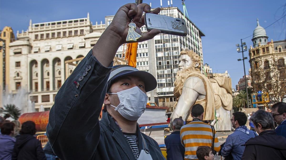 Turistas asiáticos durante las fallas de València, en una edición anterior