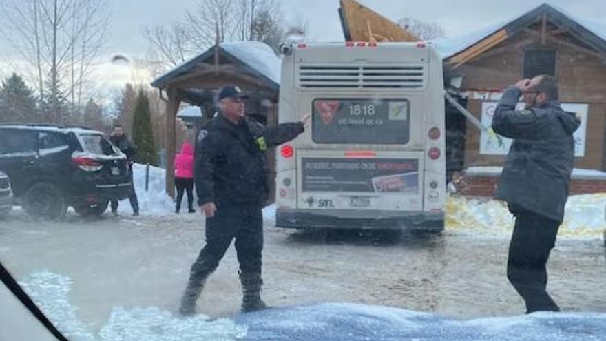 Al menos dos niños muertos y seis heridos tras estrellarse un autobús contra una guardería en Canadá