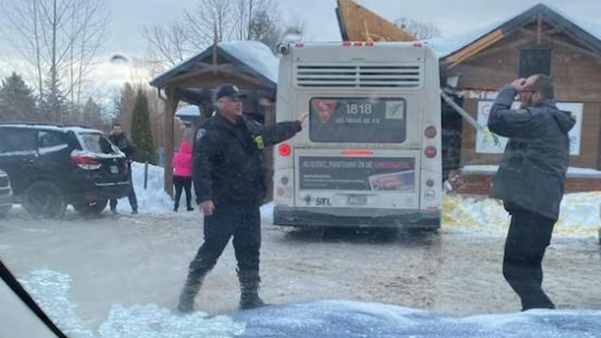 Un autobús se estrella contra una guardería en Canadá.