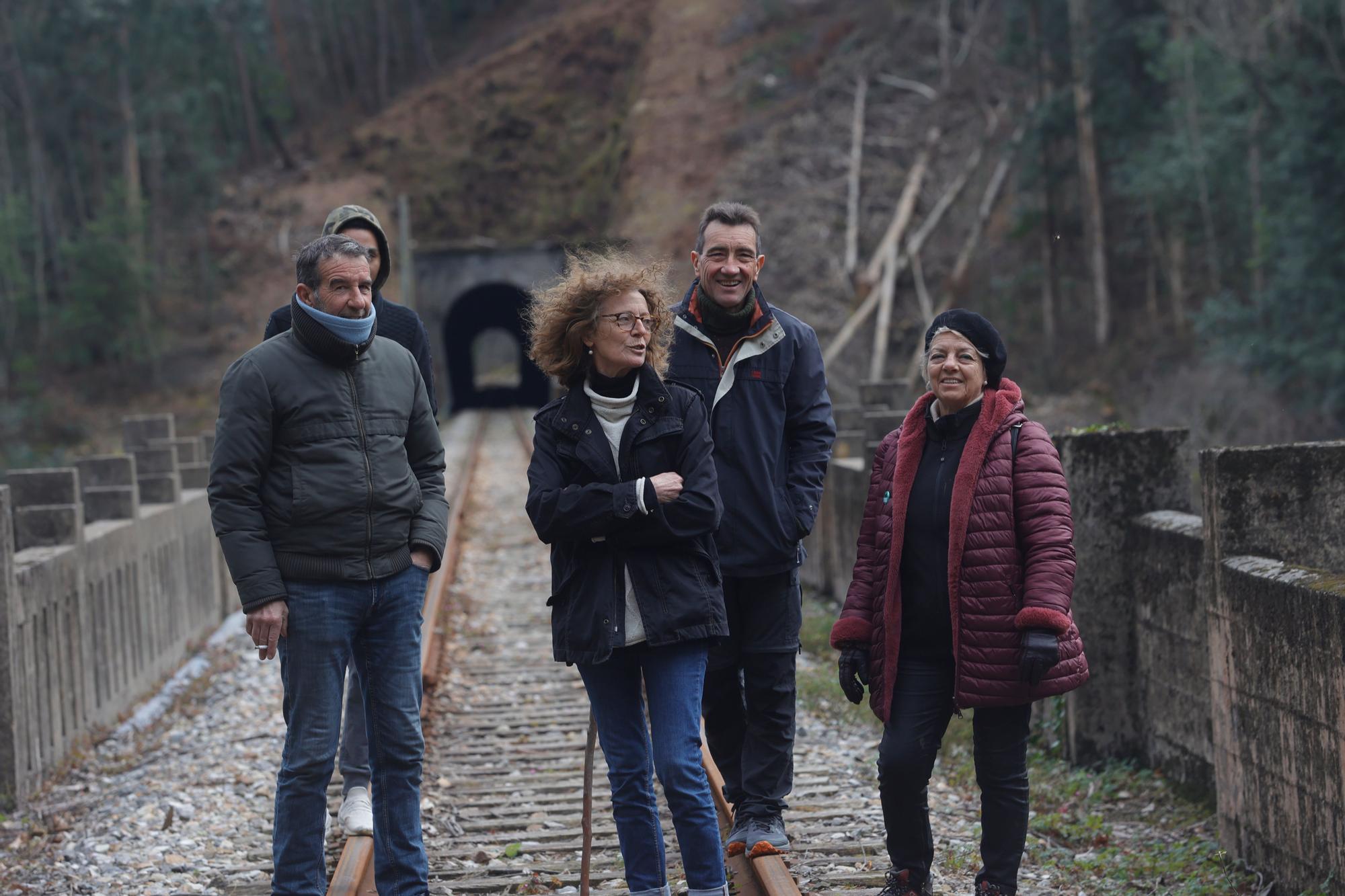 EN IMÁGENES: Un grupo de vecinos de Cudillero protagoniza una "medición irónica" para "informar" a Renfe y Adif de las dimensiones "reales" de un túnel de Feve.