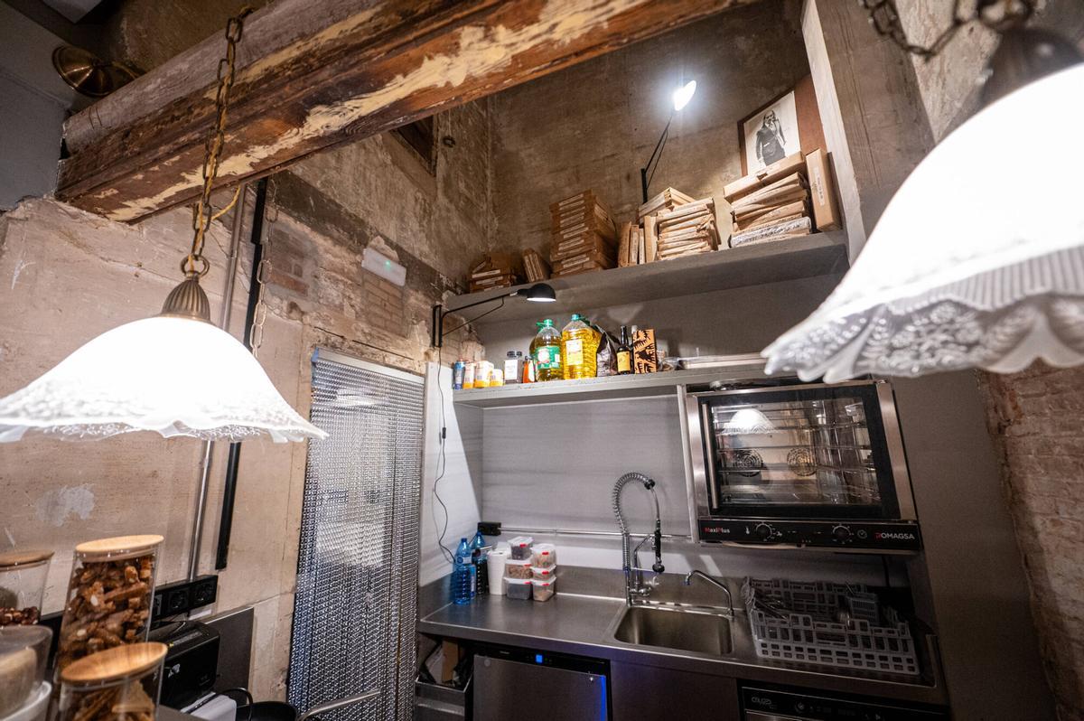 Barcelona 10/12/2025 Barcelona. La antigua propietaria de la librería, Cristina Riera, y su sucesor al frente del negocio, Rafa Serra. Reapertura librería Sant Jordi. AUTOR: MANU MITRU