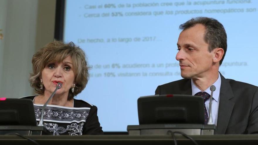 La ministra de Sanidad, María Luisa Carcedo, junto al también ministro Pedro Duque