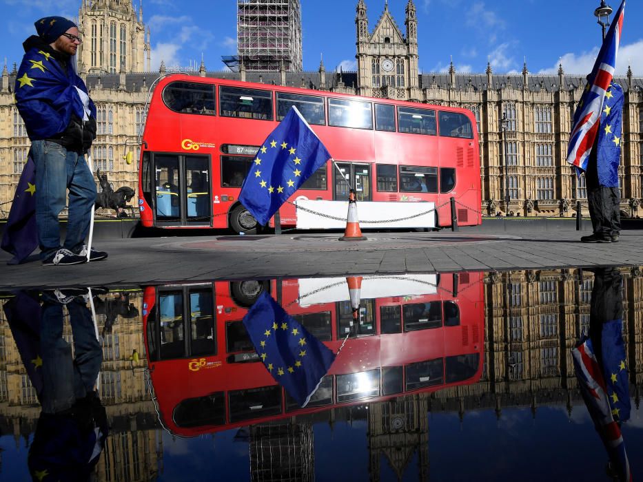 Anti-Brexit demonstrators waving EU and Union ...