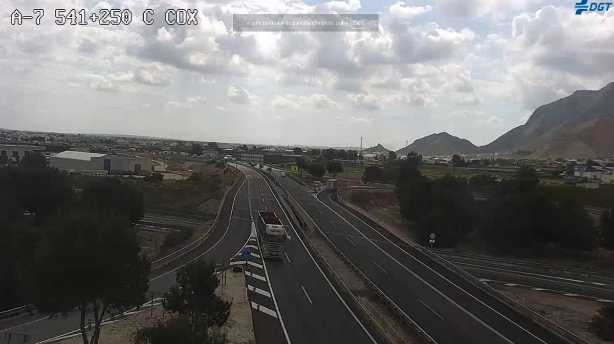 Al fondo, el atasco generado por el accidente registrado esta mañana en la A-7 a la altura de Cox.