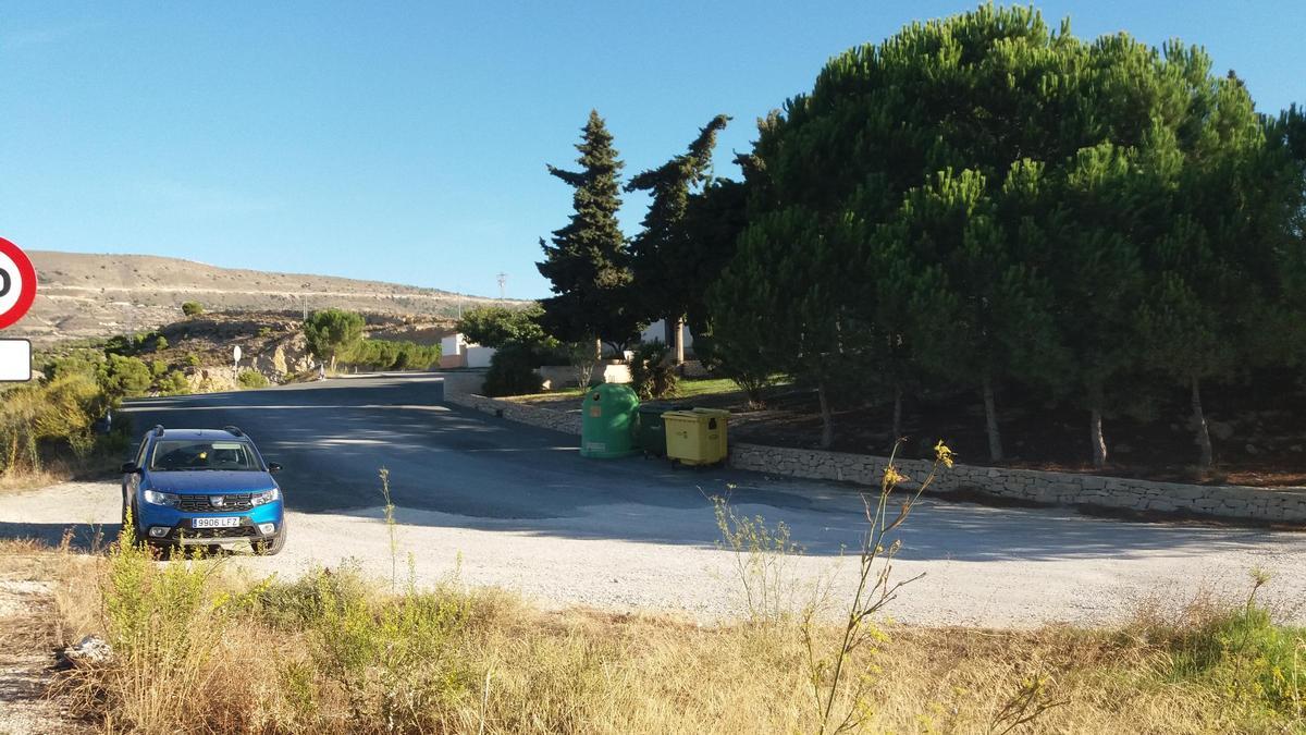 Camino junto al cementerio por donde discurriría el nuevo acceso a La Torre.