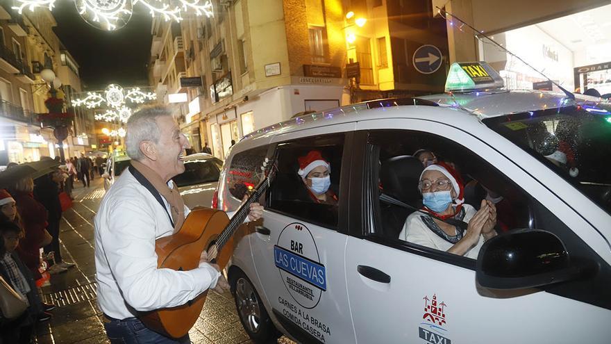 Máximo esplendor: un paseo en taxi acerca a los mayores a las calles de Córdoba por Navidad