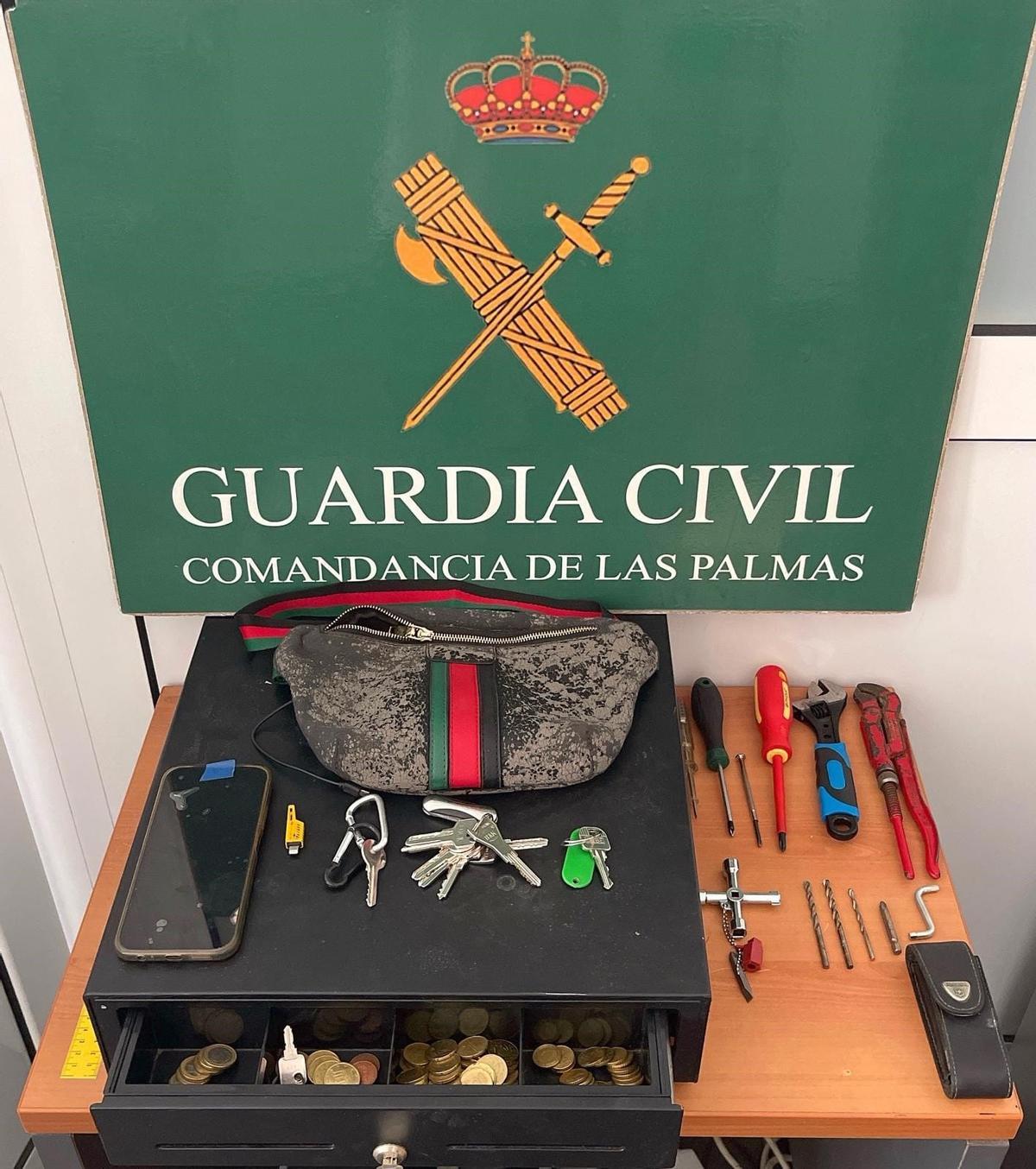 Los objetos que dejó el ladrón en el interior de la vivienda.