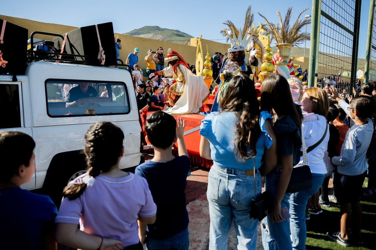 Miles de personas llenan de ilusión el Estadio de Barrial en la llegada de los Reyes Magos