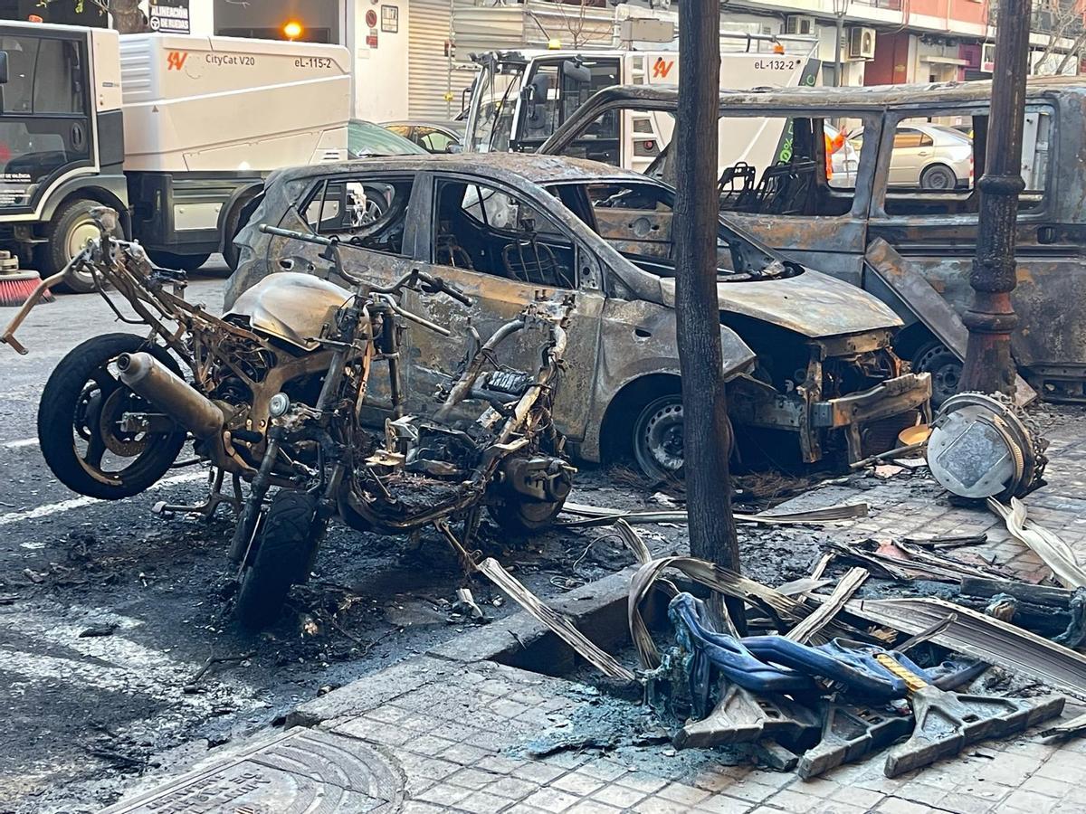 Un incendiario siembra el caos en Patraix al quemar 18 contenedores y más de una treintena de vehículos