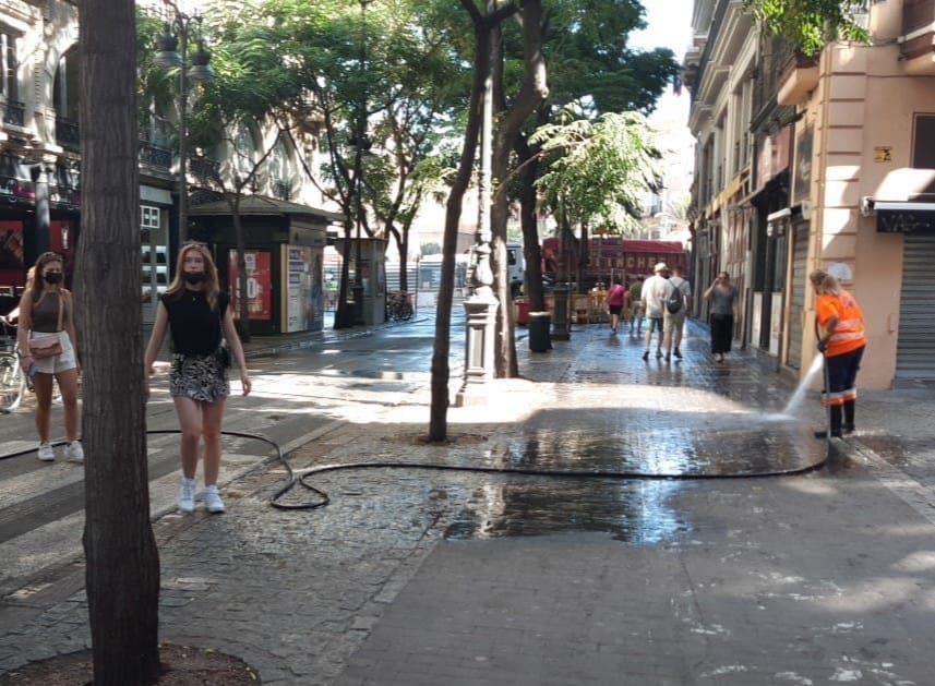 Dos operativos de limpieza en marcha en los barrios de València afectados por el cotonet y el botellón