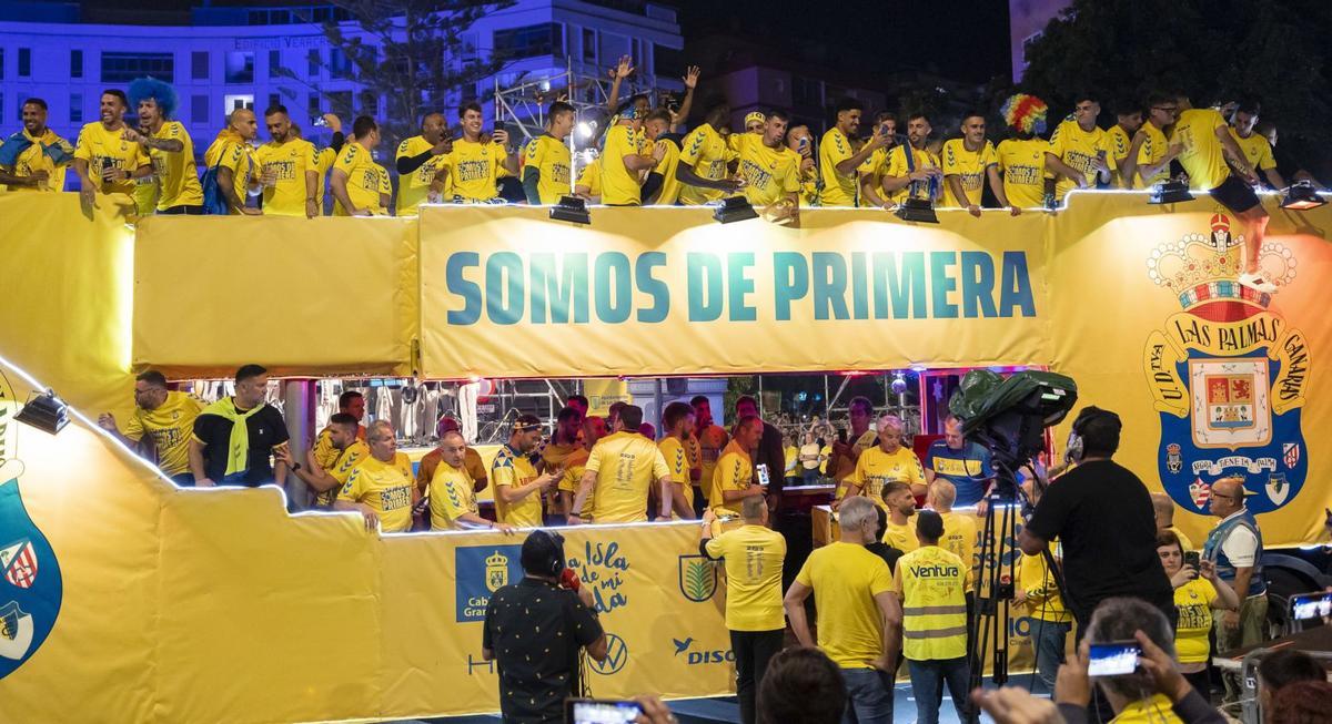 La guagua descapotable de la UD Las Palmas, la noche del pasado sábado, durante la fiesta de la Plaza de la Victoria. En las escaleras, José Óscar Turu Flores. Arriba y a la izquierda, Loren, Kirian y Viera.  | | QUIQUE CURBELO