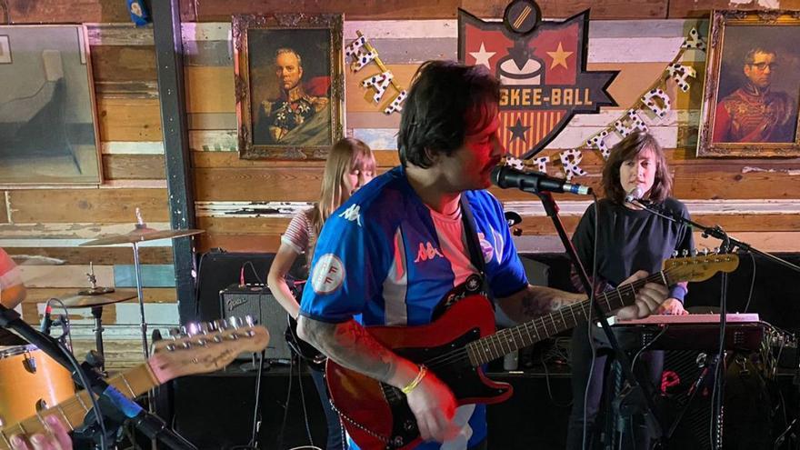 Quique Cruzado, vocalista de Caballo Prieto Azabache, con la camiseta del Dépor en Austin. |  // CEDIDA