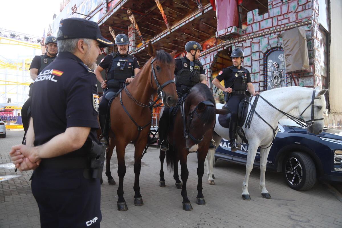 A.J.González Córdoba José María Bellido y la subdelegada del Gobierno en Córdoba, Ana López, visitan la Oficina Conjunta de Atención Policial de la Feria de Nuestra Señora de la Salud
