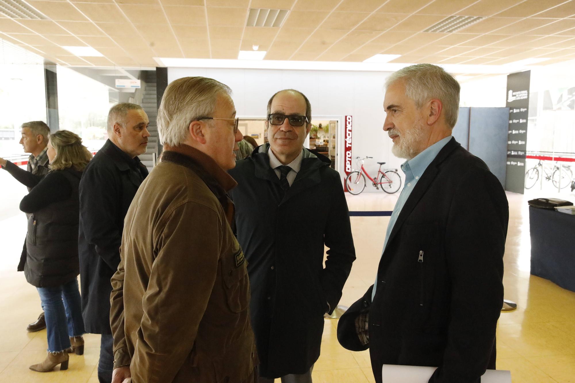 Miles de personas participan en la macrooposición de la sanidad pública asturiana.