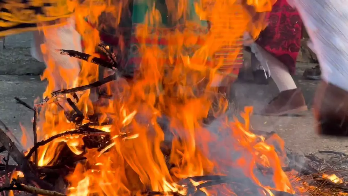 Las mujeres de Andavías desafían al fuego en el ancestral salto del piorno