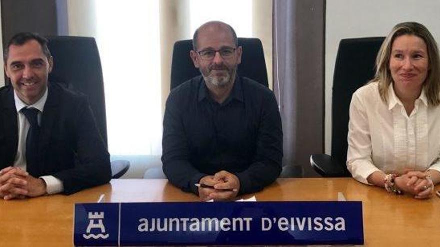 Juan José Bertomeu, Alfonso Molina y Gemma Tur, ayer, en la presentación de la jornada.