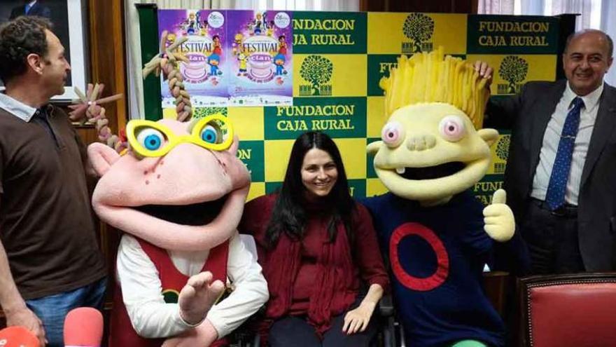 Juan José Rodríguez, María Eugenia Cabezas y Feliciano Ferrero presentan en Caja Rural el festival junto a Lucho y Lupita.