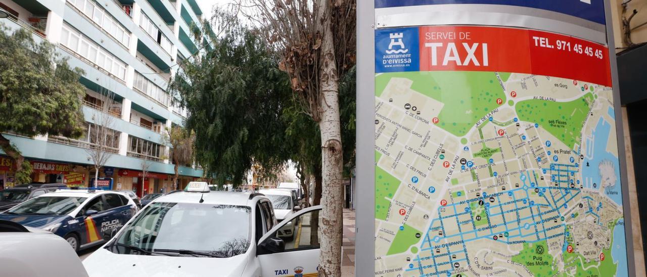 Parada de taxis de la avenida Isidor Macabich, con el teléfono del único GPS autorizado en el municipio. | J. A. RIERA