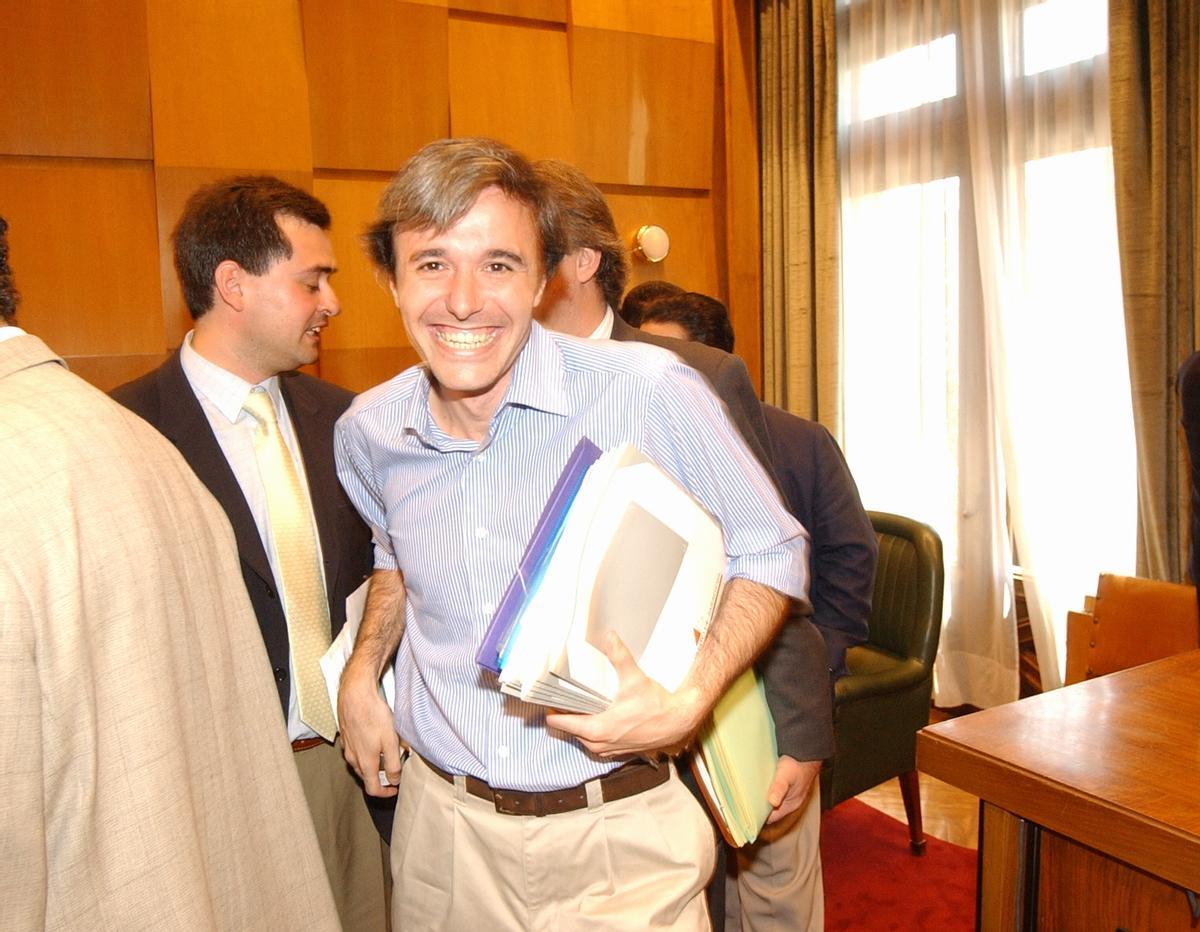Jorge Azcón, en su primer pleno como concejal del Ayuntamiento de Zaragoza, en 2003.