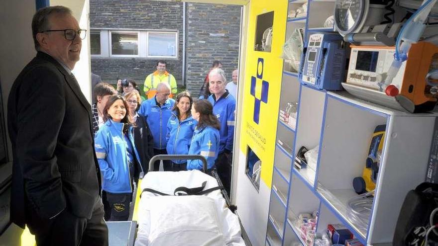 El consejero de Sanidad, Francisco del Busto, a la izquierda, en el interior de la UVI móvil de Jarrio, con el personal de la misma al fondo.