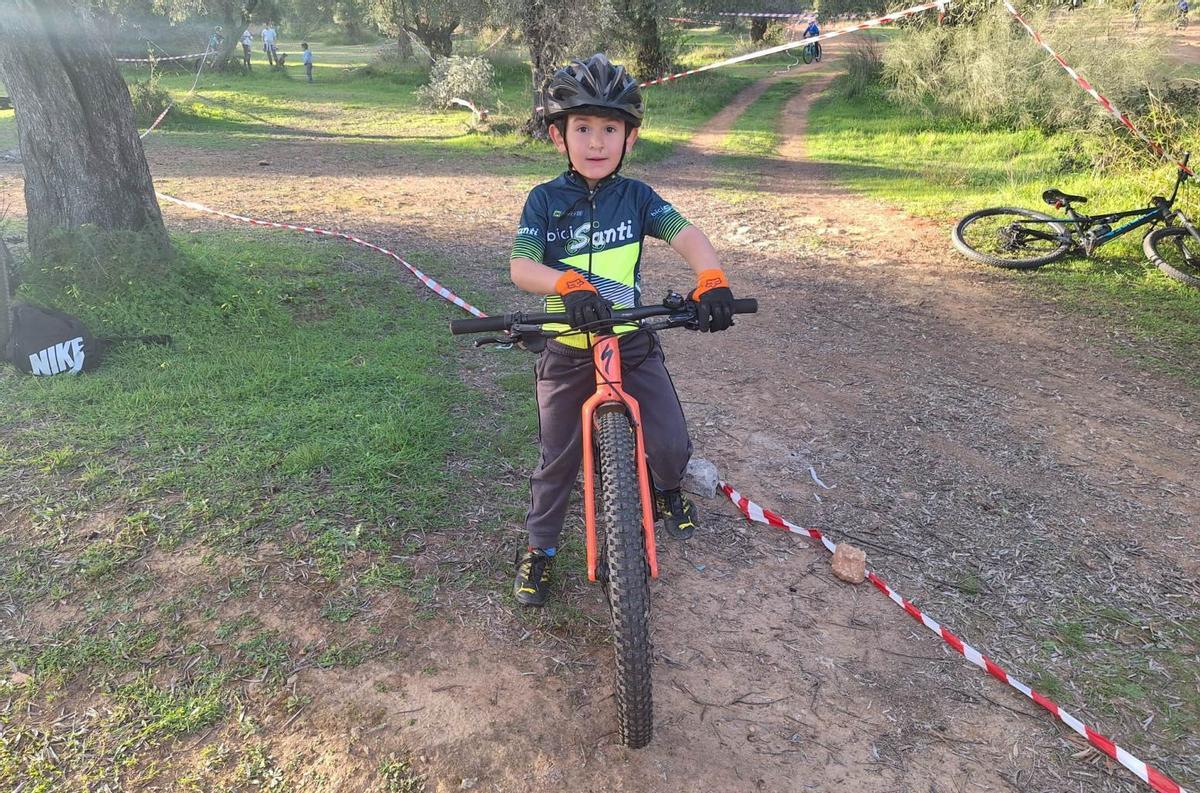 Uno de los niños que forman parte de la escuela ciclista.