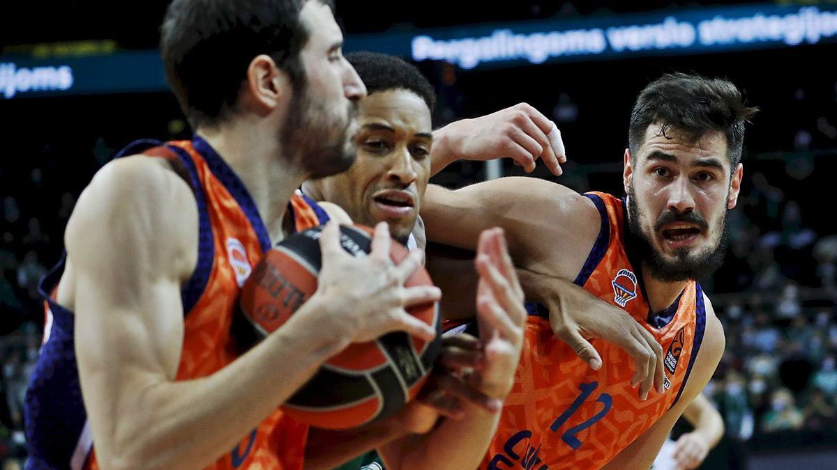 Guillem Vives y Nikola Kalinic, durante el partido de la Euroliga ante el Zalgiris Kaunas.  | EFE/TOM KALNINS