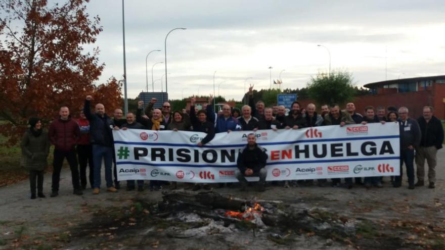 Funcionarios de prisiones amenazan con convocar una huelga indefinida