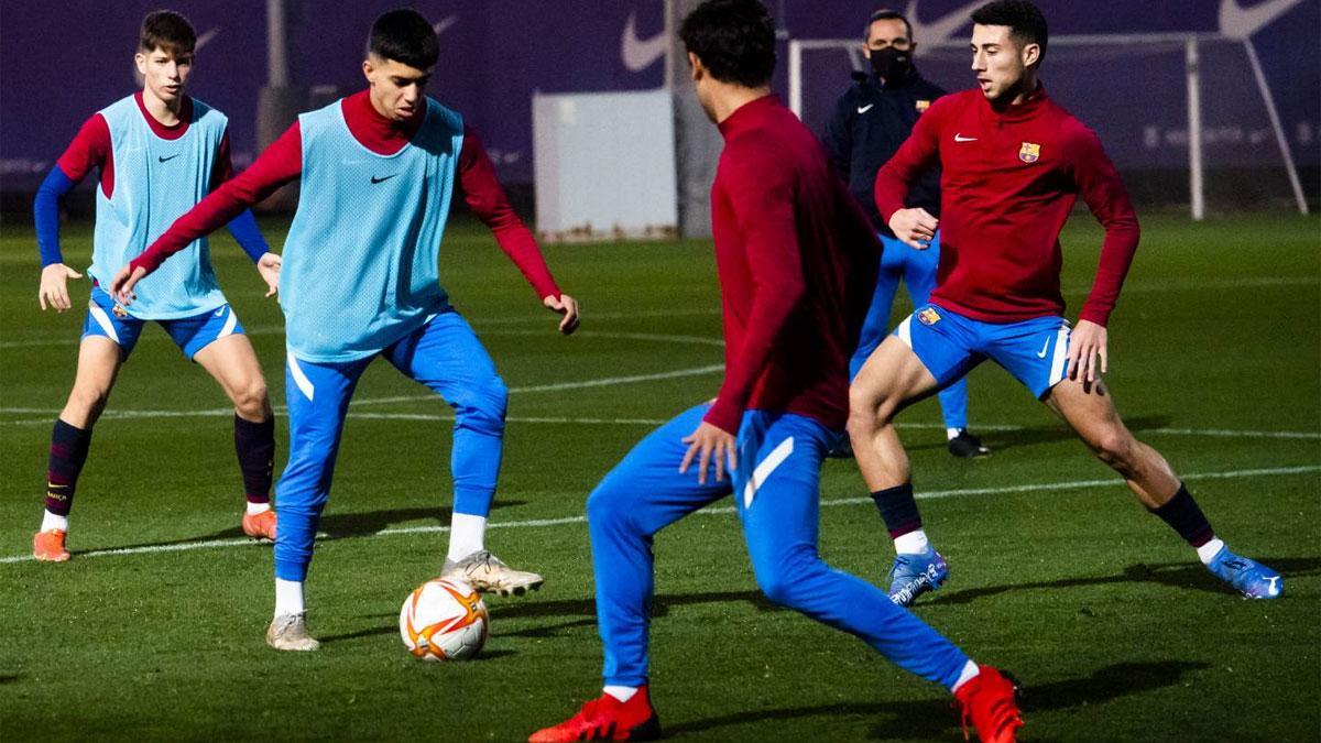 La plantilla del filial se ejercitó este miércoles por la tarde en la Ciutat Esportiva bajo la atenta mirada de Sergi Barjuan, como todos los técnicos, con mascarilla