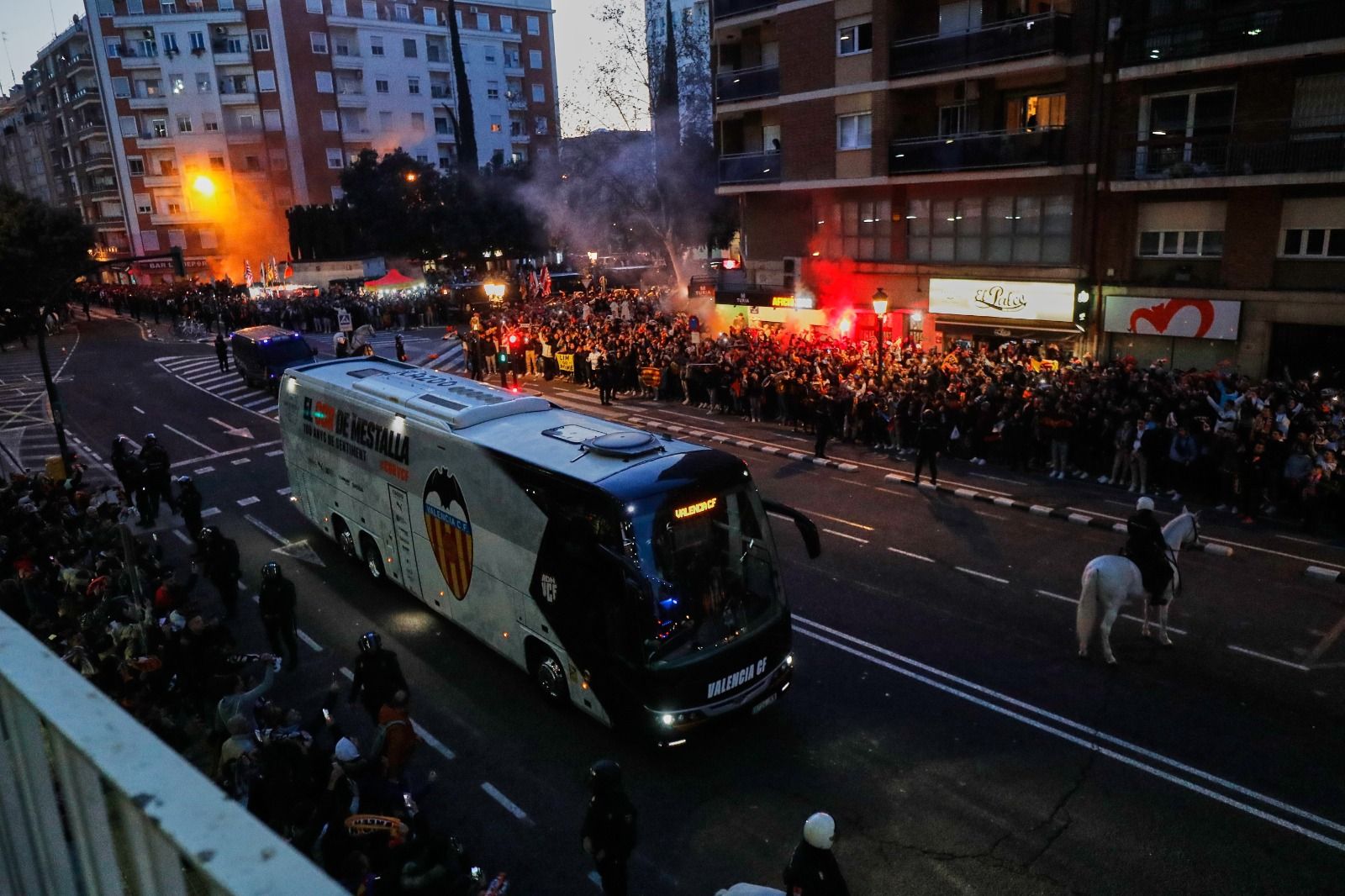 Así ha recibido la afición che al Valencia CF antes del partido contra el Athletic Club